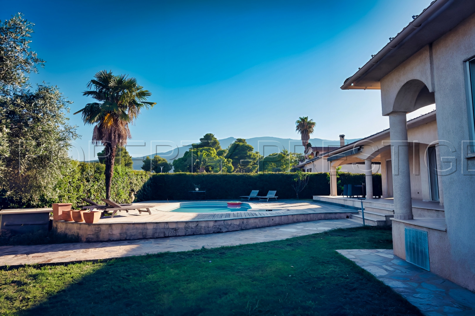 
                                                Vente
                                                 SUD BASTIA VILLA DE STANDING 170 M² PISCINE JACUZZI