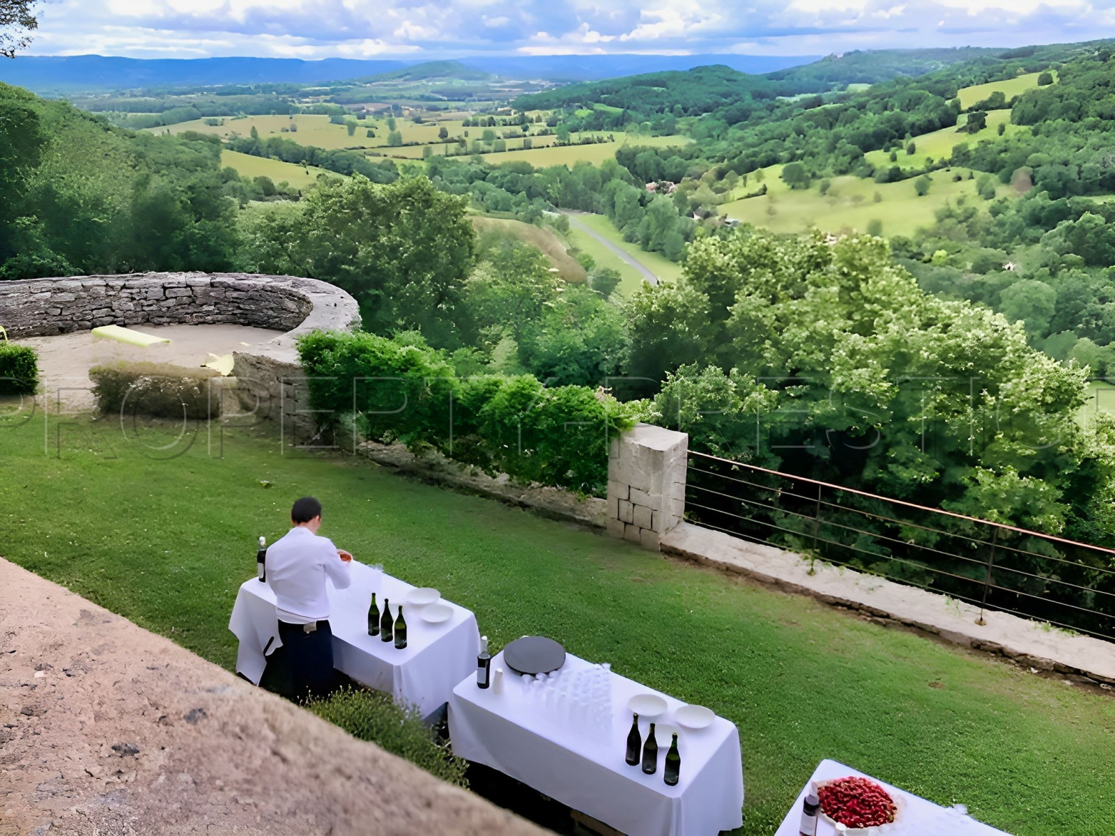 
                                                Vente
                                                 SUD-OUEST MANOIR 7 HA GÎTES MARIAGES