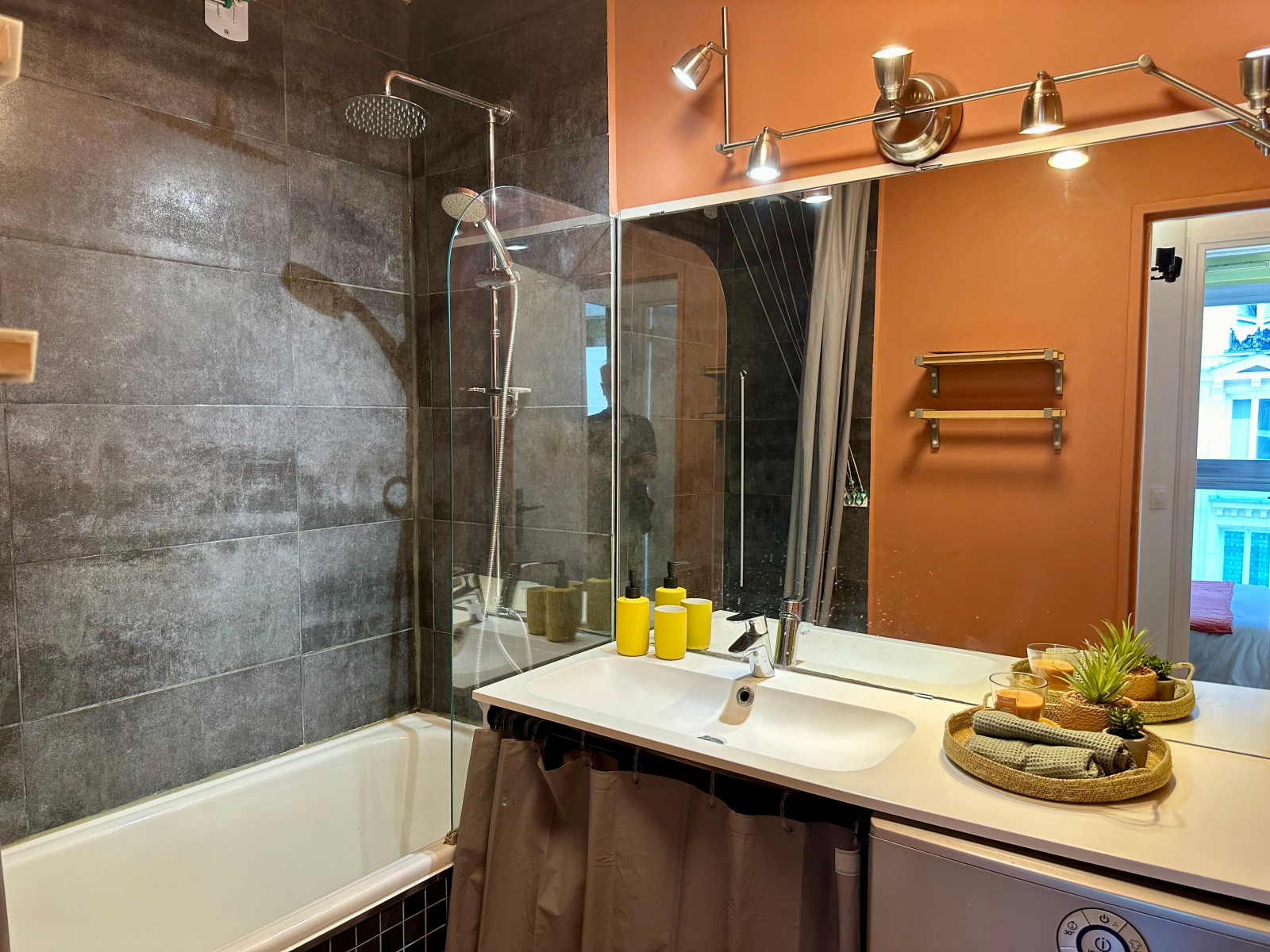 
                                                Location
                                                 Suite Canal - Rendez-vous avec Amélie, Emily et Arletty (loyer tout inclus)