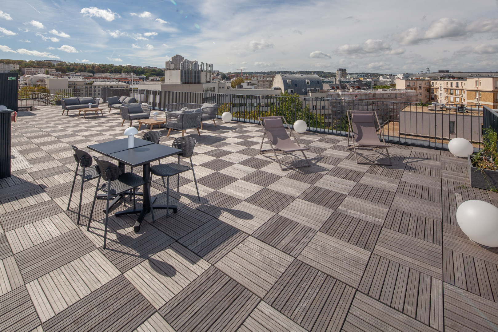 
                                                Location
                                                 Suite côté jardin avec rooftop, ardin, salle de sport, home cinéma et services de ménage et maintenance dans une résidence neuve en coliving (loyer tout inclus)