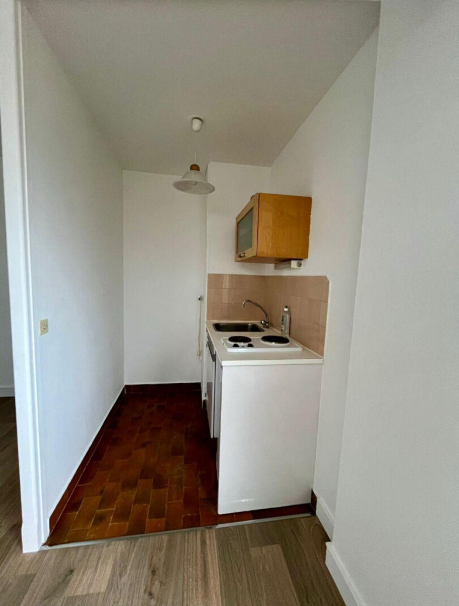 
                                                Location
                                                 Super studio