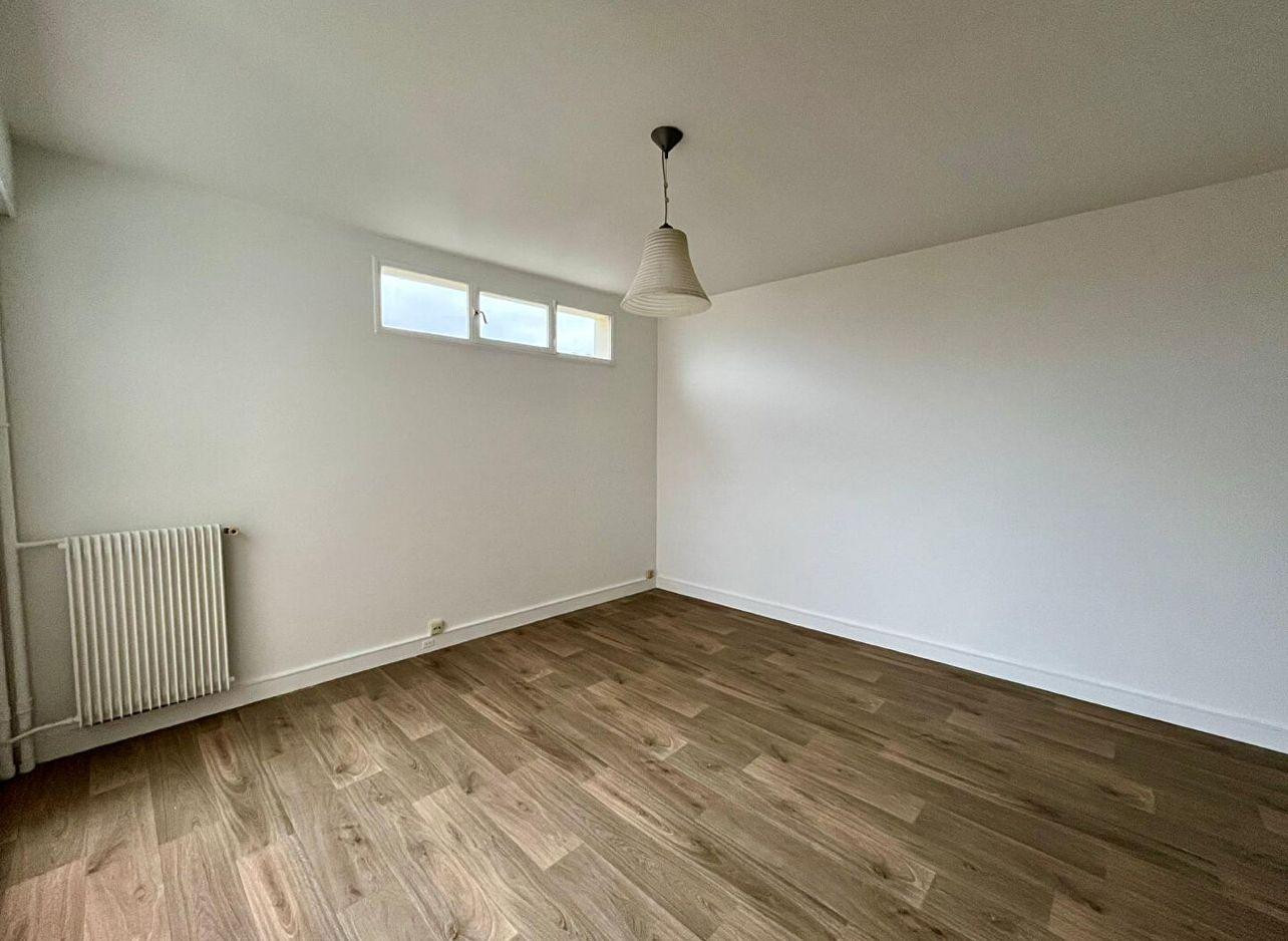 
                                                Location
                                                 Super studio