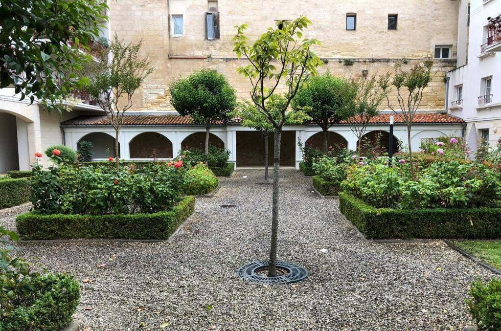 
                                                Location
                                                 Superbe 2 pièces meublé 63 m² aux Chartrons