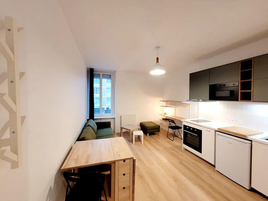 
                                                Location
                                                 Superbe 2P meublé 32m² refait à neuf et optimisé
