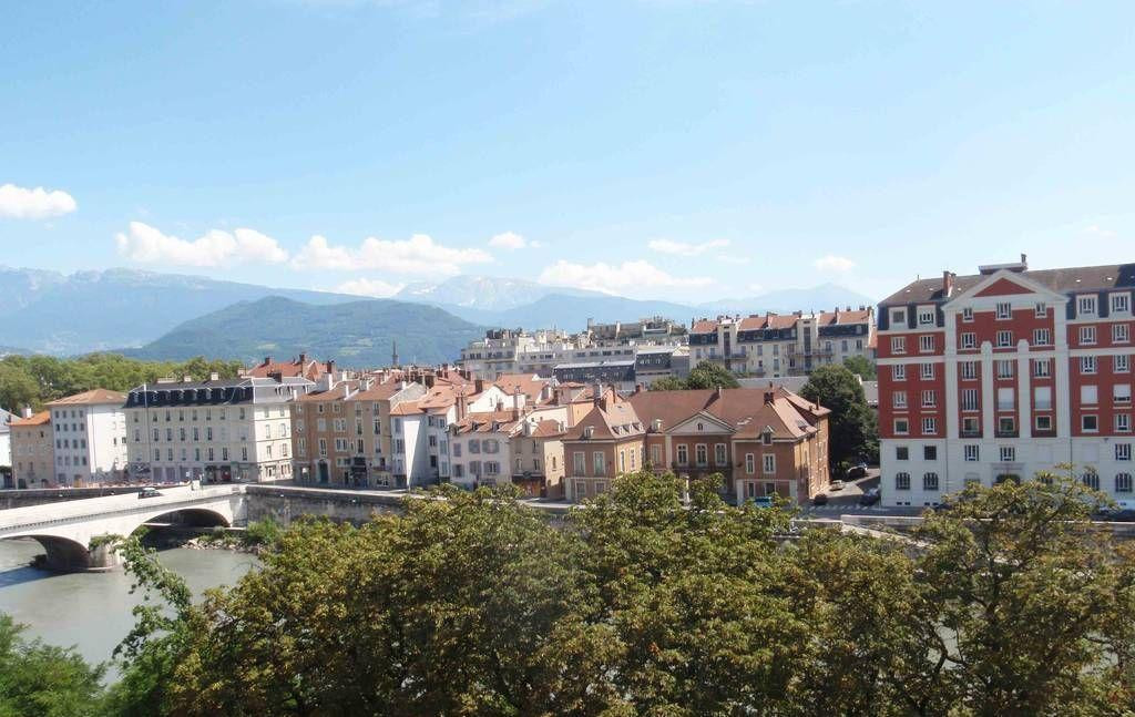 
                                                Location
                                                 Superbe 2P meublé 40m² Grenoble vue sur l'Isère
