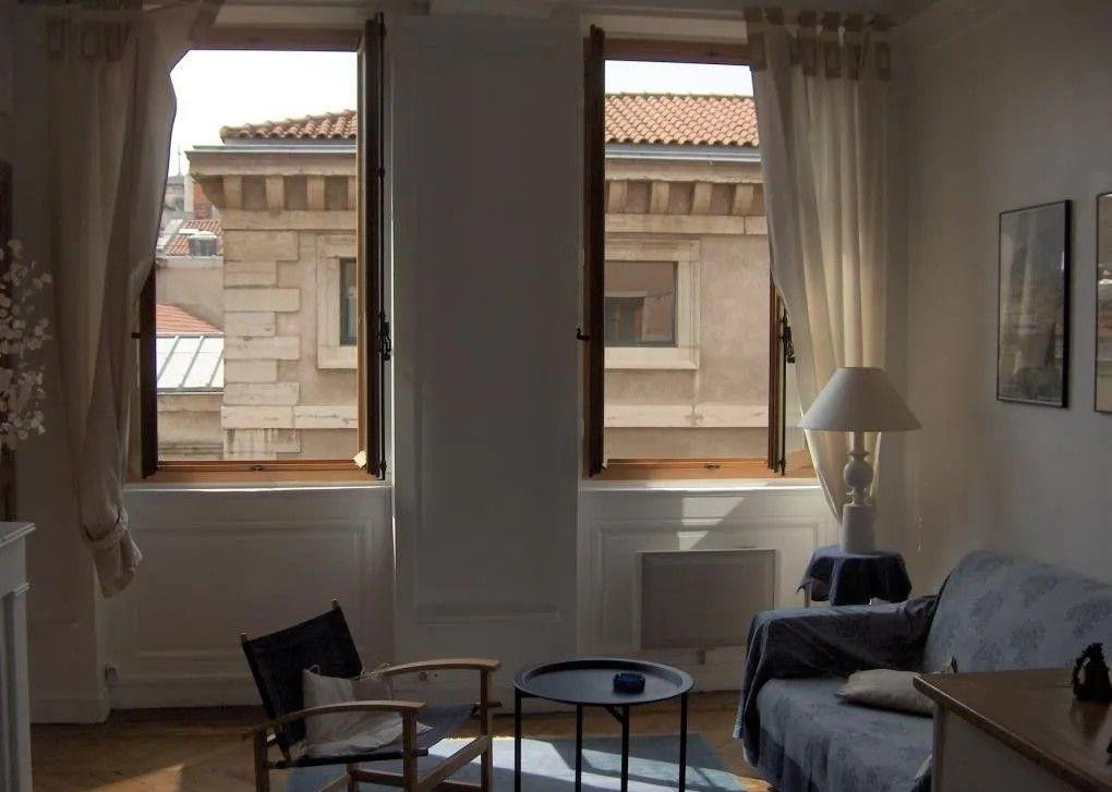 
                                                Location
                                                 Superbe 2P meublé 52m² Vieux Lyon sans vis à vis