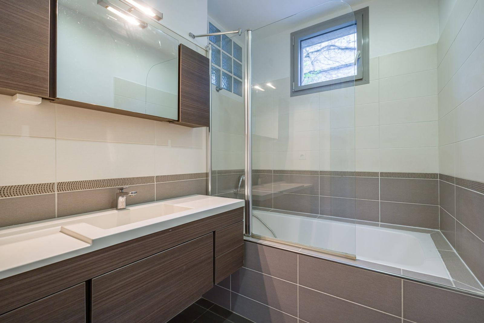 
                                                Location
                                                 Superbe 3P 52m² refait à neuf