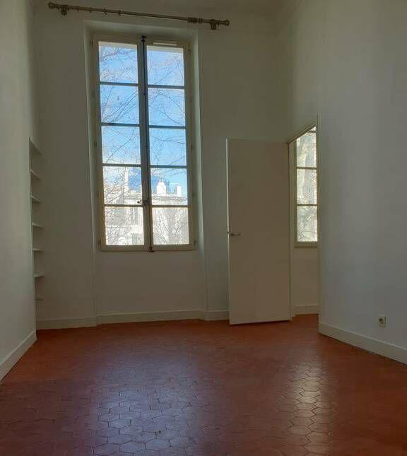 
                                                Location
                                                 Superbe 4 pièces 140 m² refait à neuf Marseille 06