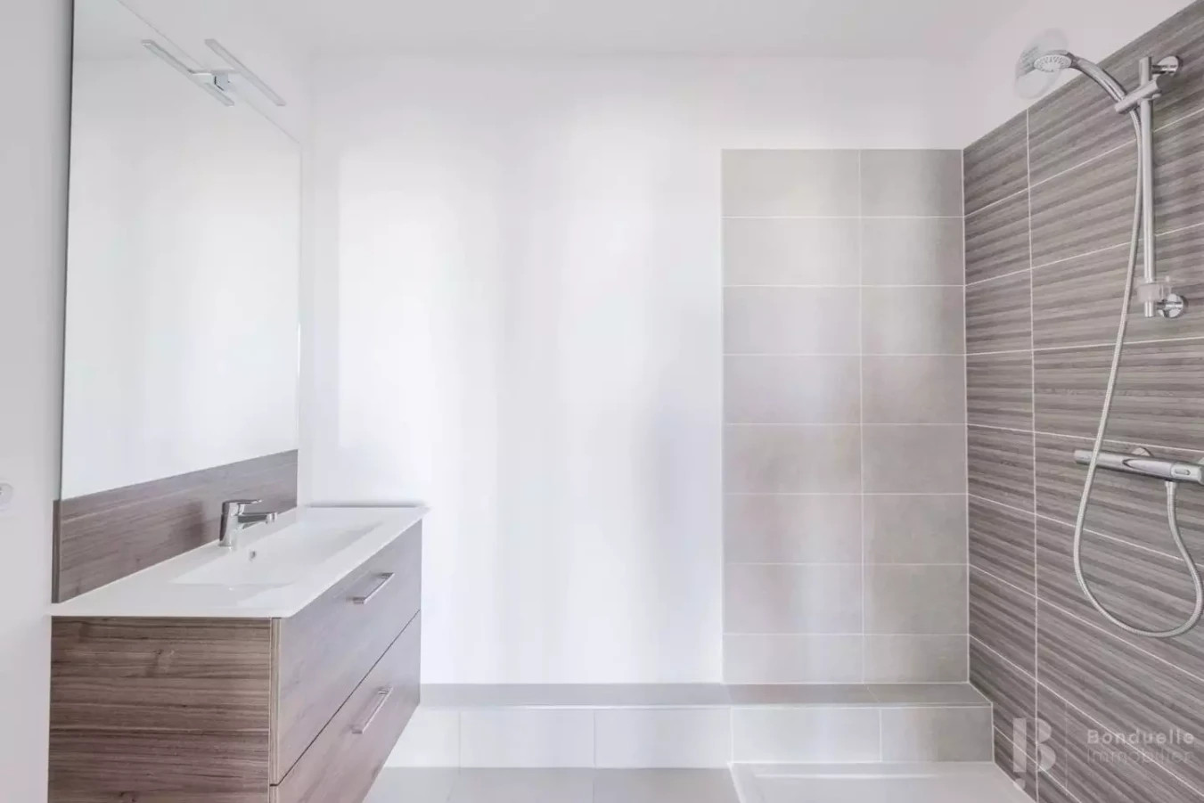 Location
                                                 SUPERBE 4 PIECES DE 90 M2 -