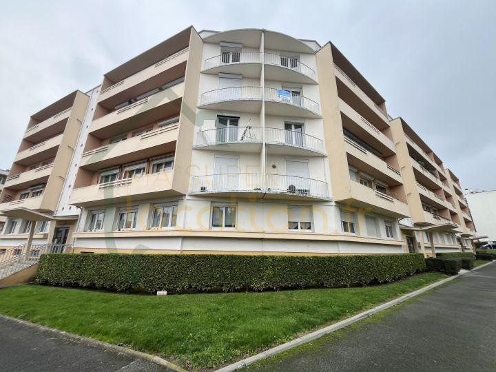 
                                                Location
                                                 Superbe Appartement 4 pièces dans une résidence calme proche du centre-ville de Saint-Quentin
