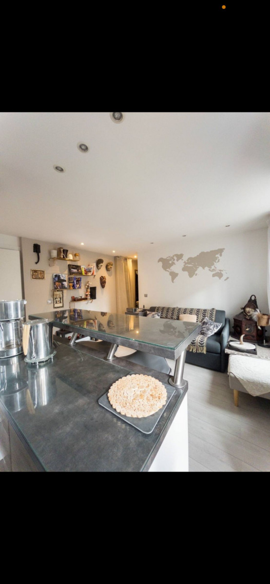 
                                                Location
                                                 Superbe appartement entièrement meublé, terrasse de 15m² et parking inclus dans prix (loyer tout inclus)