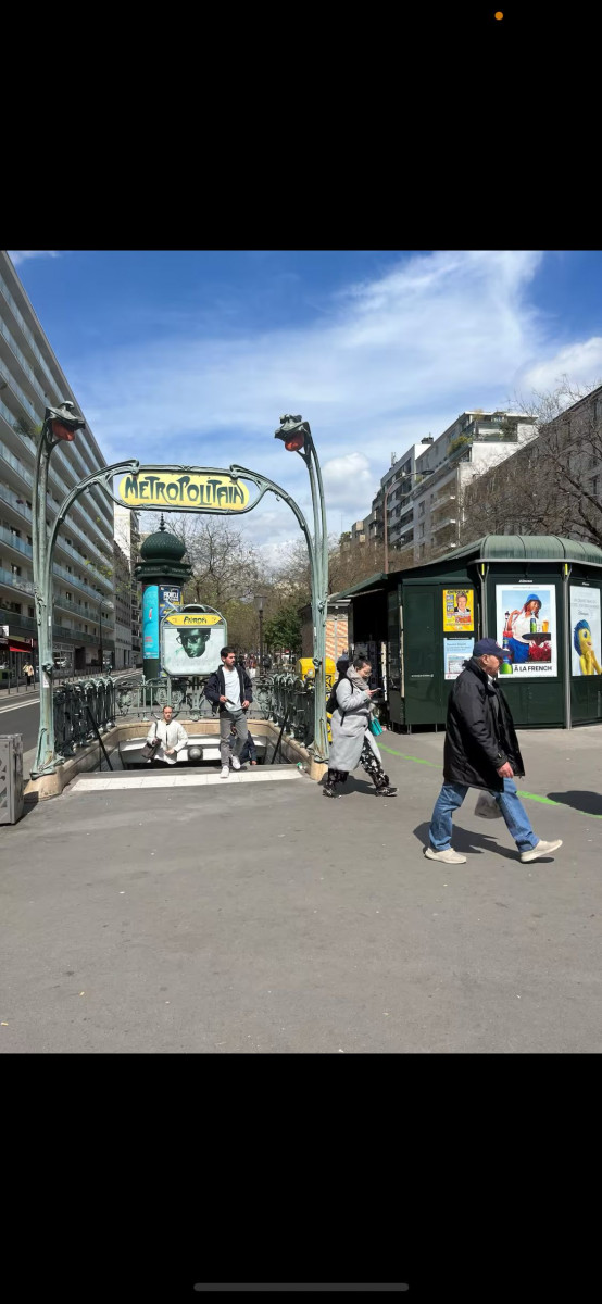 
                                                Location
                                                 Superbe appartement entièrement meublé, terrasse de 15m² et parking inclus dans prix (loyer tout inclus)