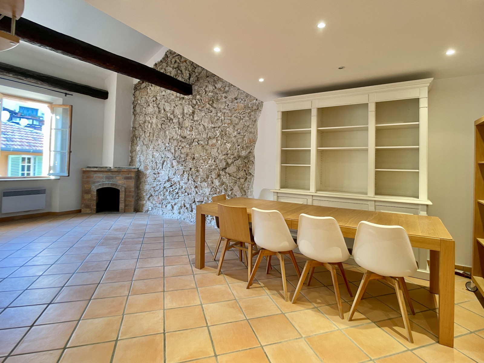 
                                                Vente
                                                 Superbe appartement esprit loft de 100 m² au coeur de la vieille ville de Villefranche