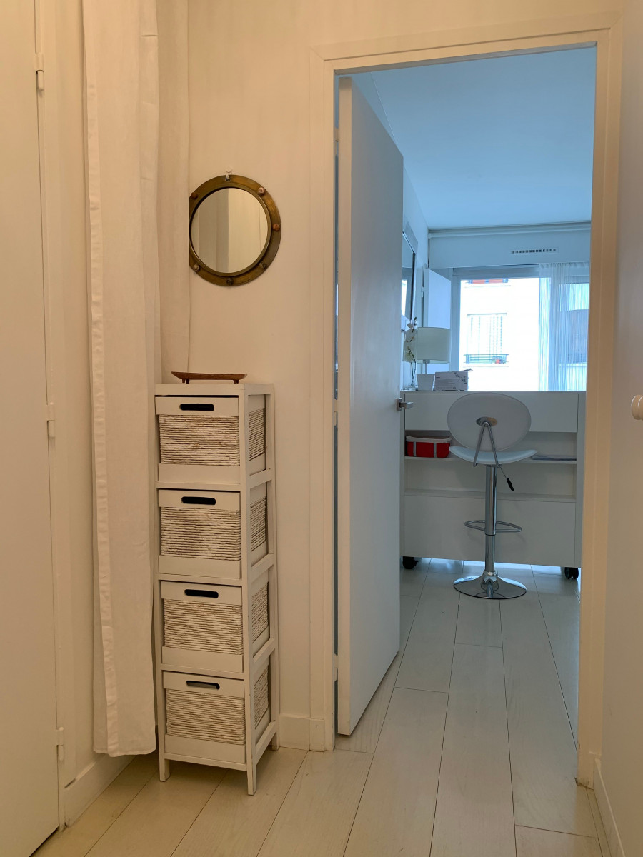 
                                                Location
                                                 Superbe appartement, idéalement situé et entièrement équipé (loyer tout inclus)