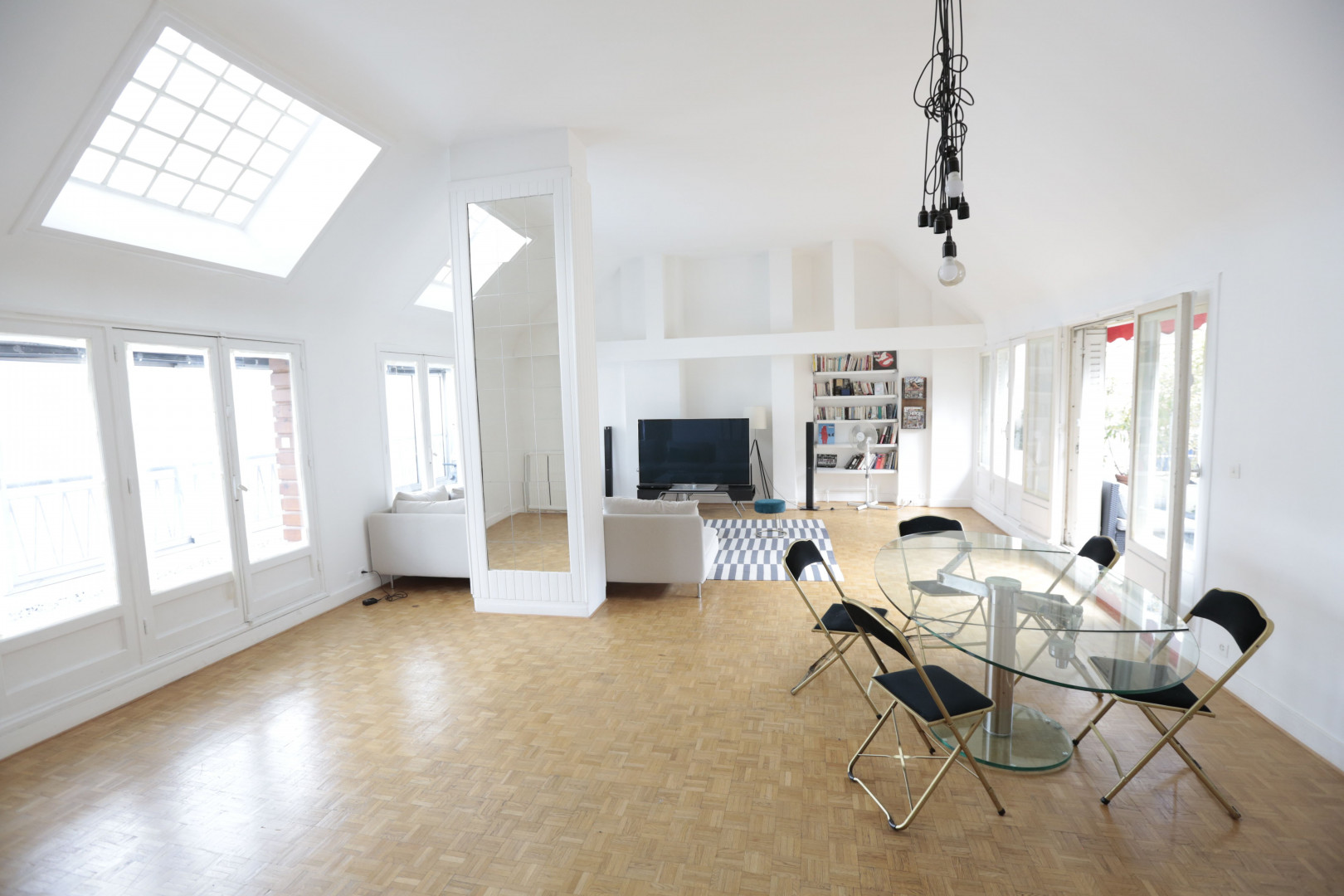 
                                                Location
                                                 Superbe Appartement Meublé en Dernier Étage avec Vue Tour Eiffel (loyer tout inclus)