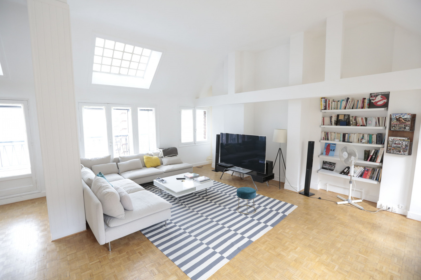 
                                                Location
                                                 Superbe Appartement Meublé en Dernier Étage avec Vue Tour Eiffel (loyer tout inclus)