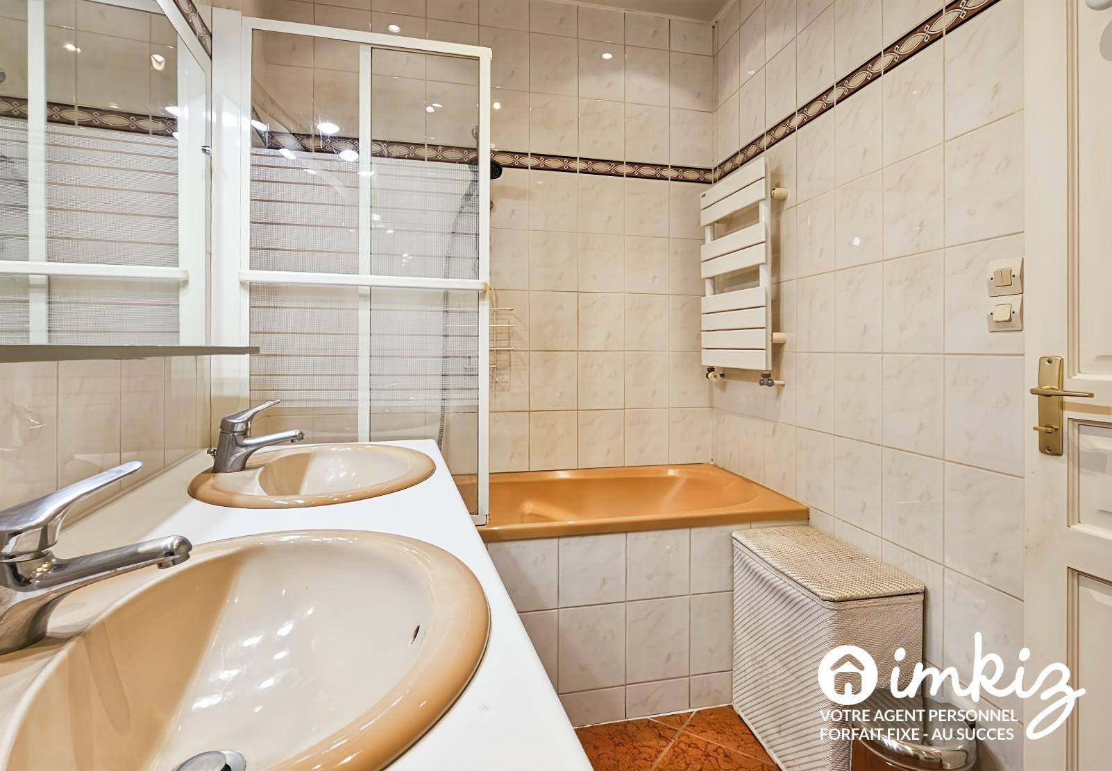 
                                                Vente
                                                 Superbe appartement T3/T4 avec balcon et vue