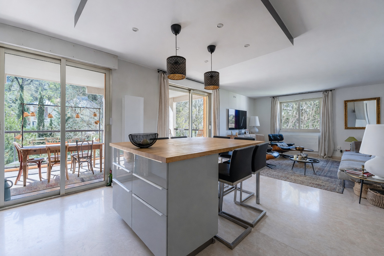 
                                                Vente
                                                 Superbe appartement T4 lumineux avec 2 terrasses, garage et cadre privilégié à LYON 4ème