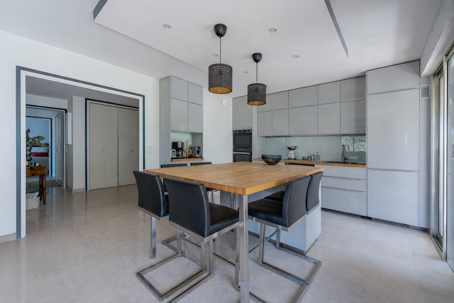 
                                                Vente
                                                 Superbe appartement T4 lumineux avec 2 terrasses, garage et cadre privilégié à LYON 4ème