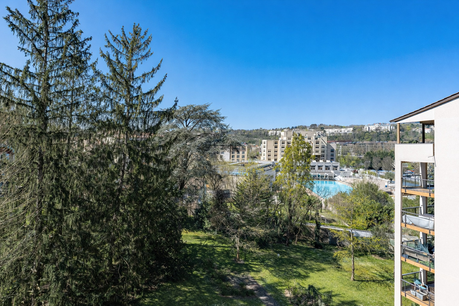 
                                                Vente
                                                 Superbe appartement T4 lumineux avec 2 terrasses, garage et cadre privilégié à LYON 4ème