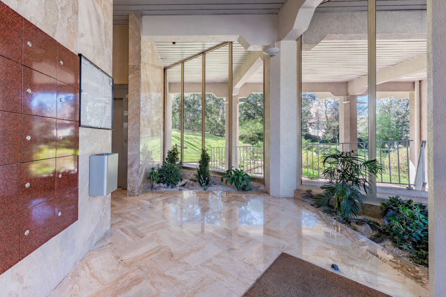 
                                                Vente
                                                 Superbe appartement T4 lumineux avec 2 terrasses, garage et cadre privilégié à LYON 4ème