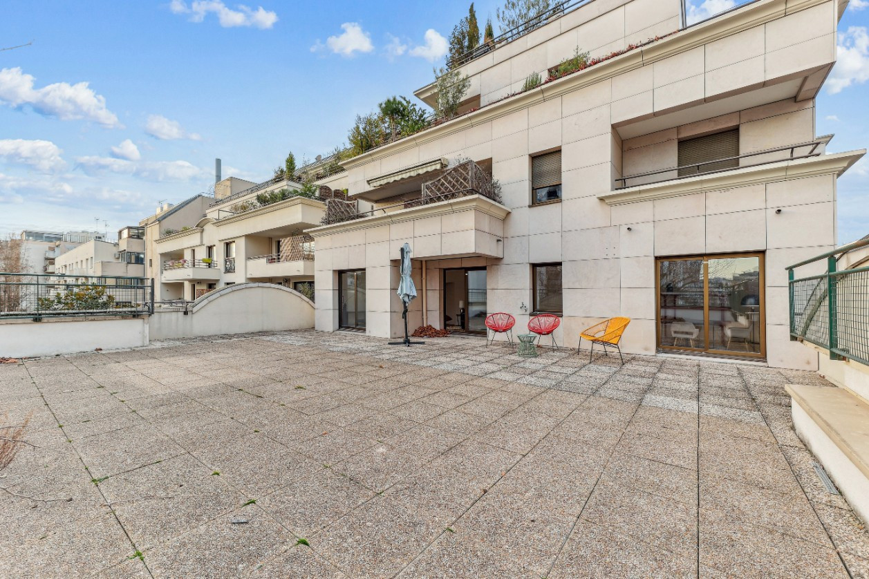 
                                                Vente
                                                 Superbe appartement T6 familial avec terrasse