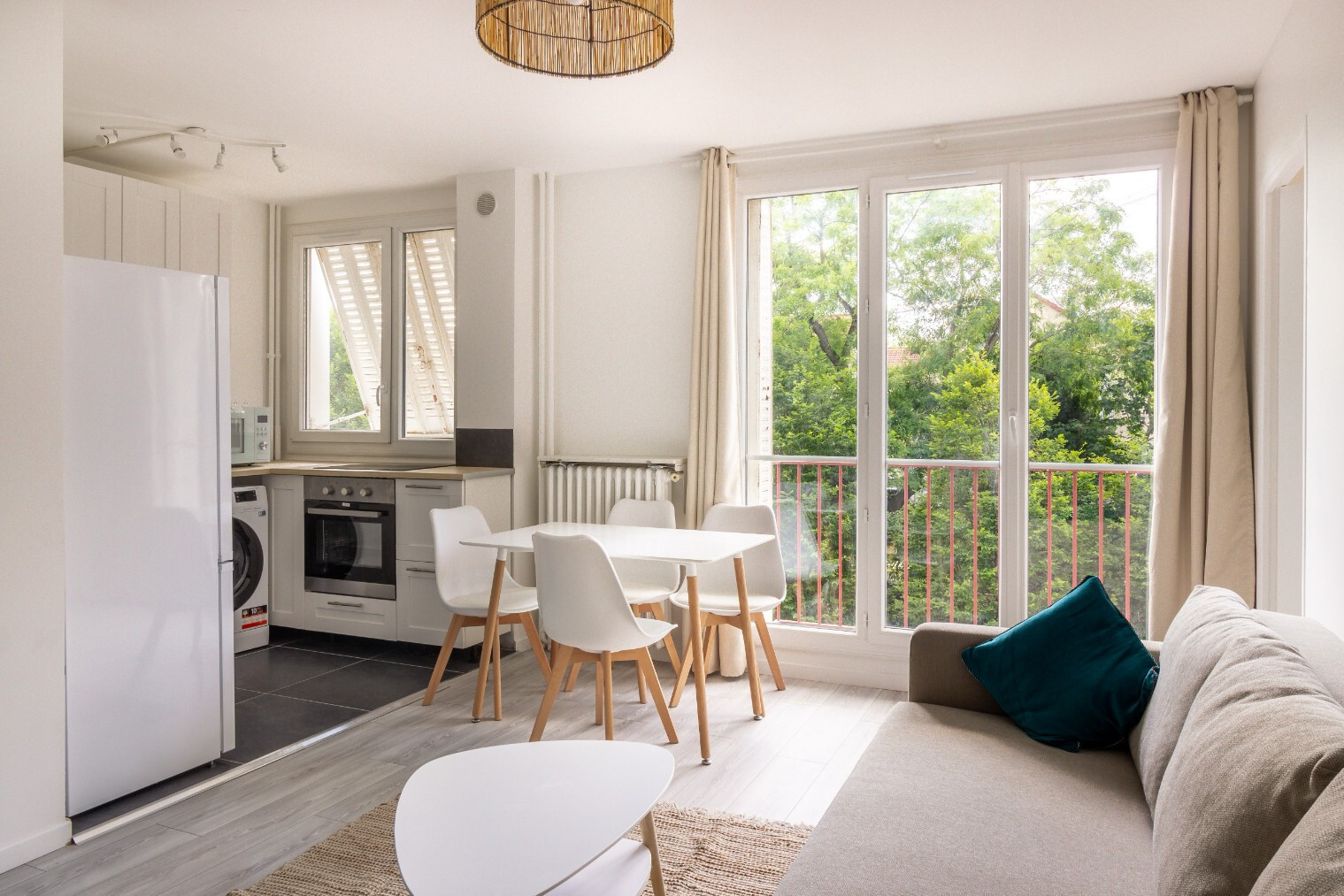
                                                Colocation
                                                 Superbe colocation meublée de 3 chambres