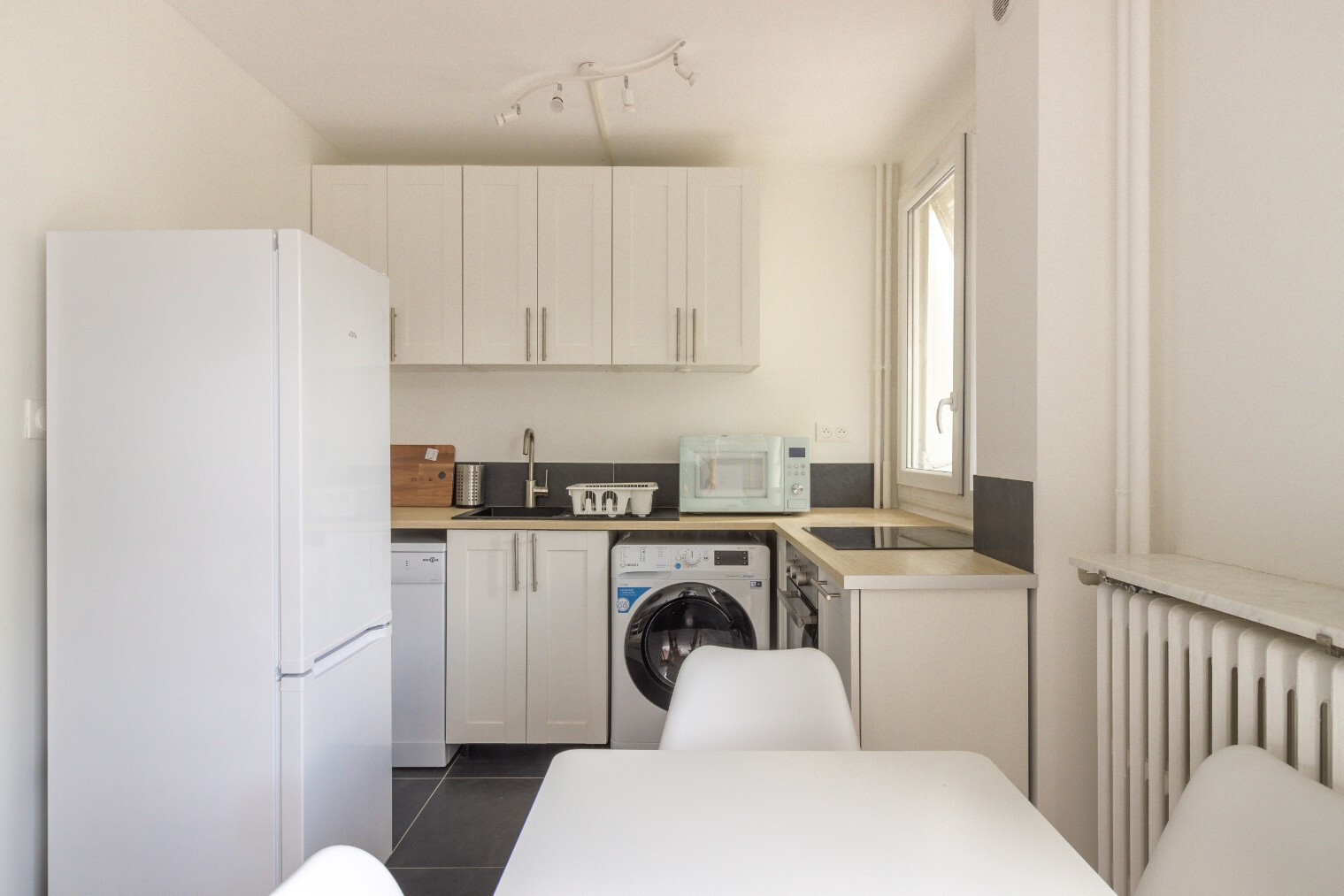 
                                                Colocation
                                                 Superbe colocation meublée de 3 chambres