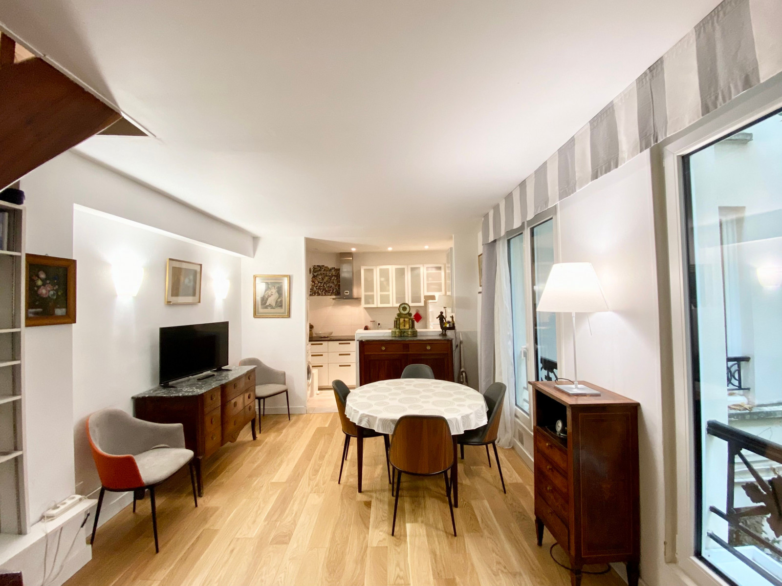 
                                                Location
                                                 Superbe duplex in the lively 9th district (loyer tout inclus)