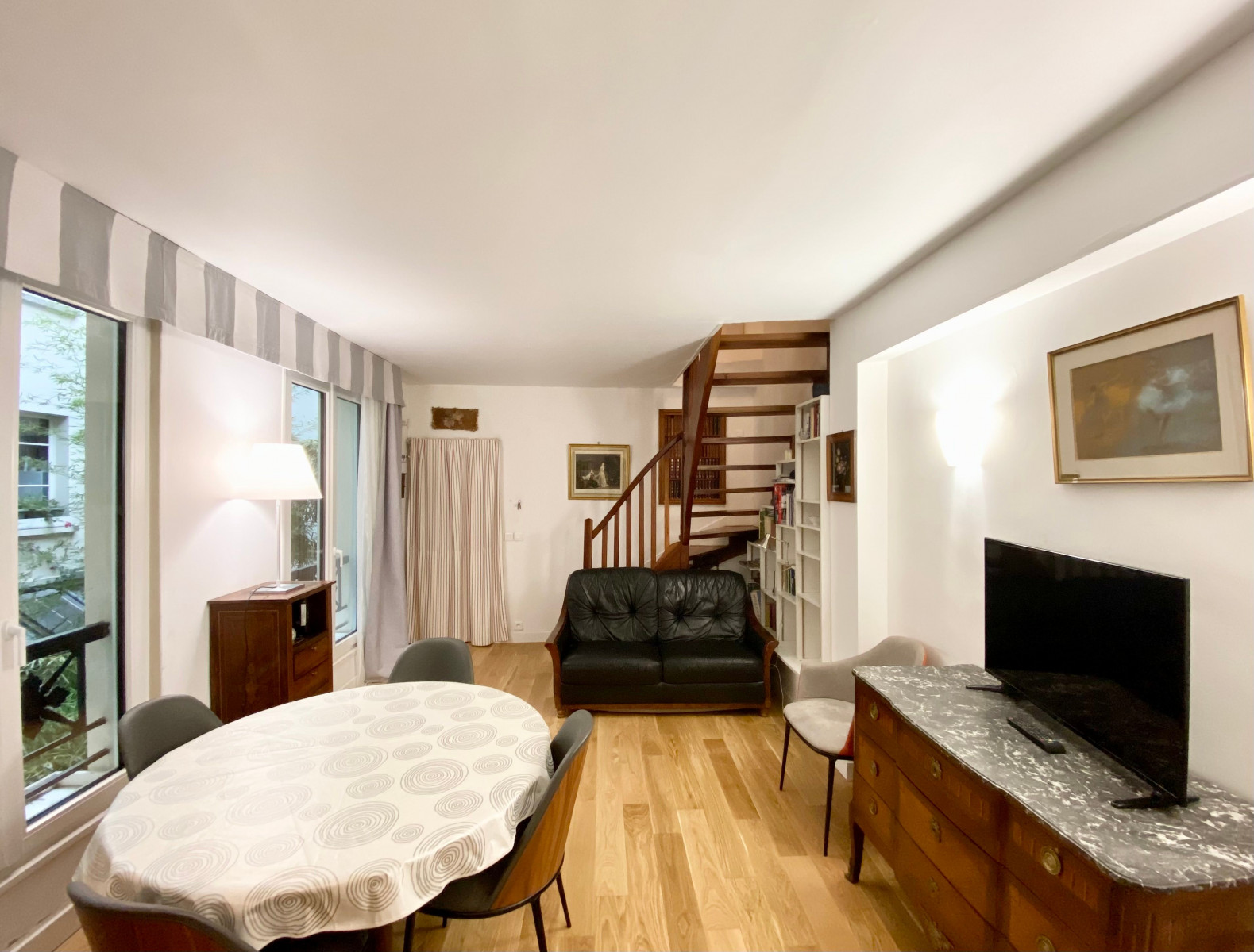 
                                                Location
                                                 Superbe duplex in the lively 9th district (loyer tout inclus)