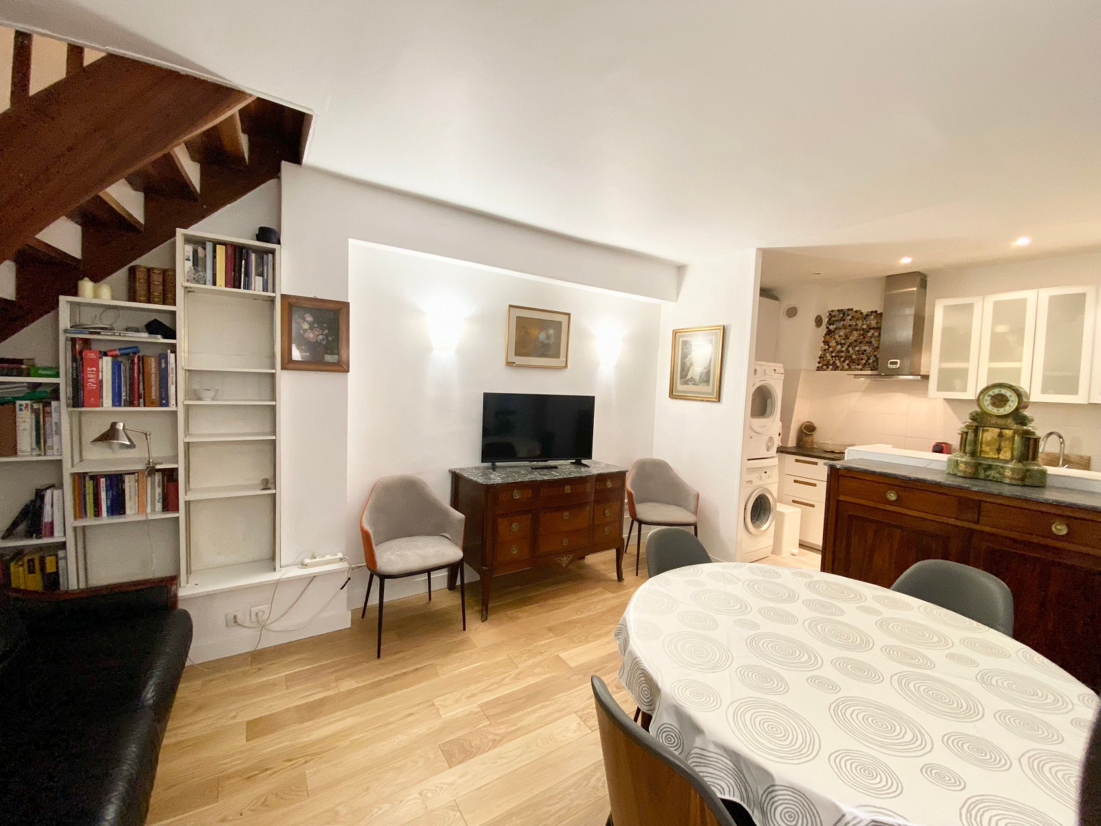 
                                                Location
                                                 Superbe duplex in the lively 9th district (loyer tout inclus)