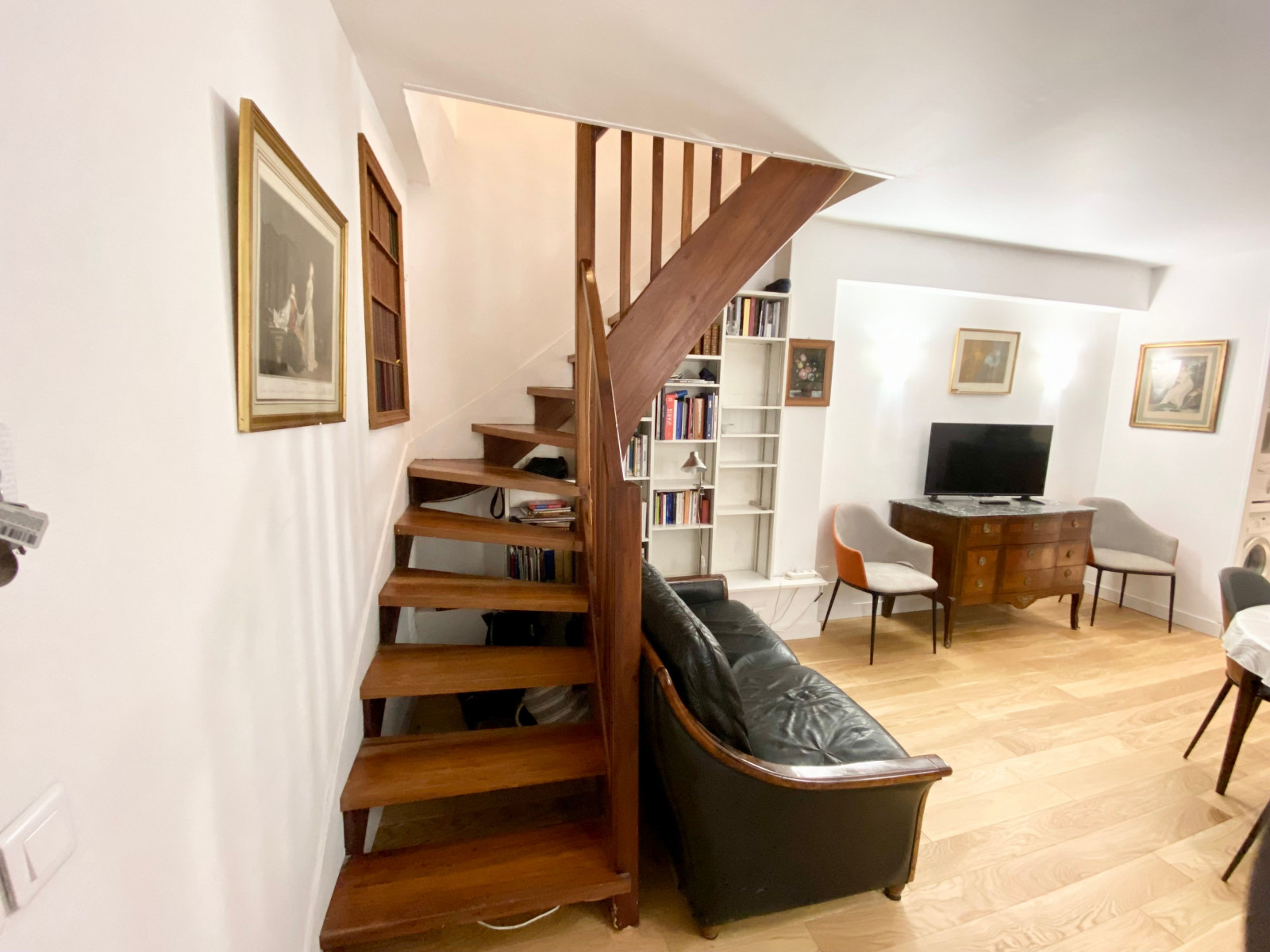 
                                                Location
                                                 Superbe duplex in the lively 9th district (loyer tout inclus)