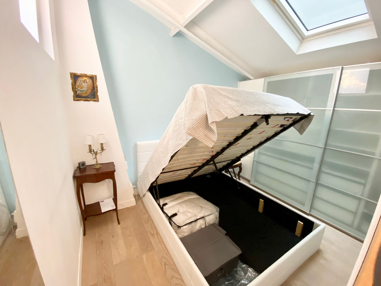 
                                                Location
                                                 Superbe duplex in the lively 9th district (loyer tout inclus)
