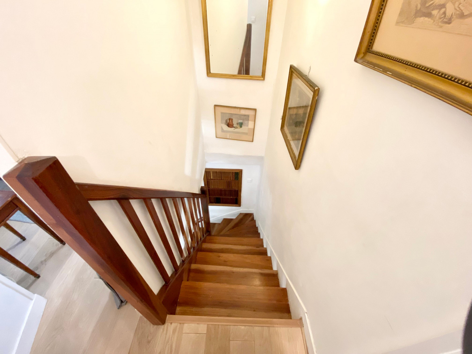 
                                                Location
                                                 Superbe duplex in the lively 9th district (loyer tout inclus)
