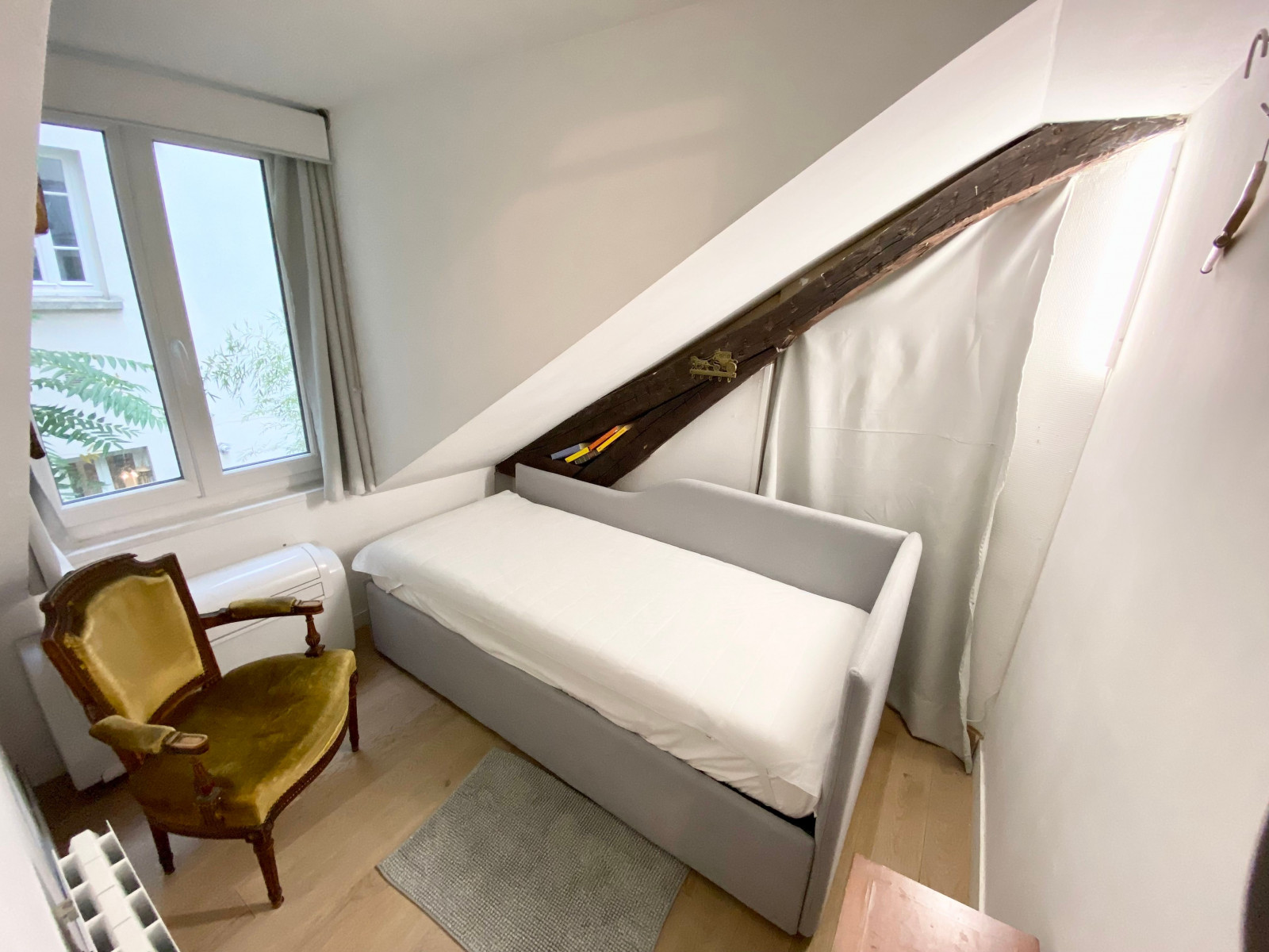 
                                                Location
                                                 Superbe duplex in the lively 9th district (loyer tout inclus)