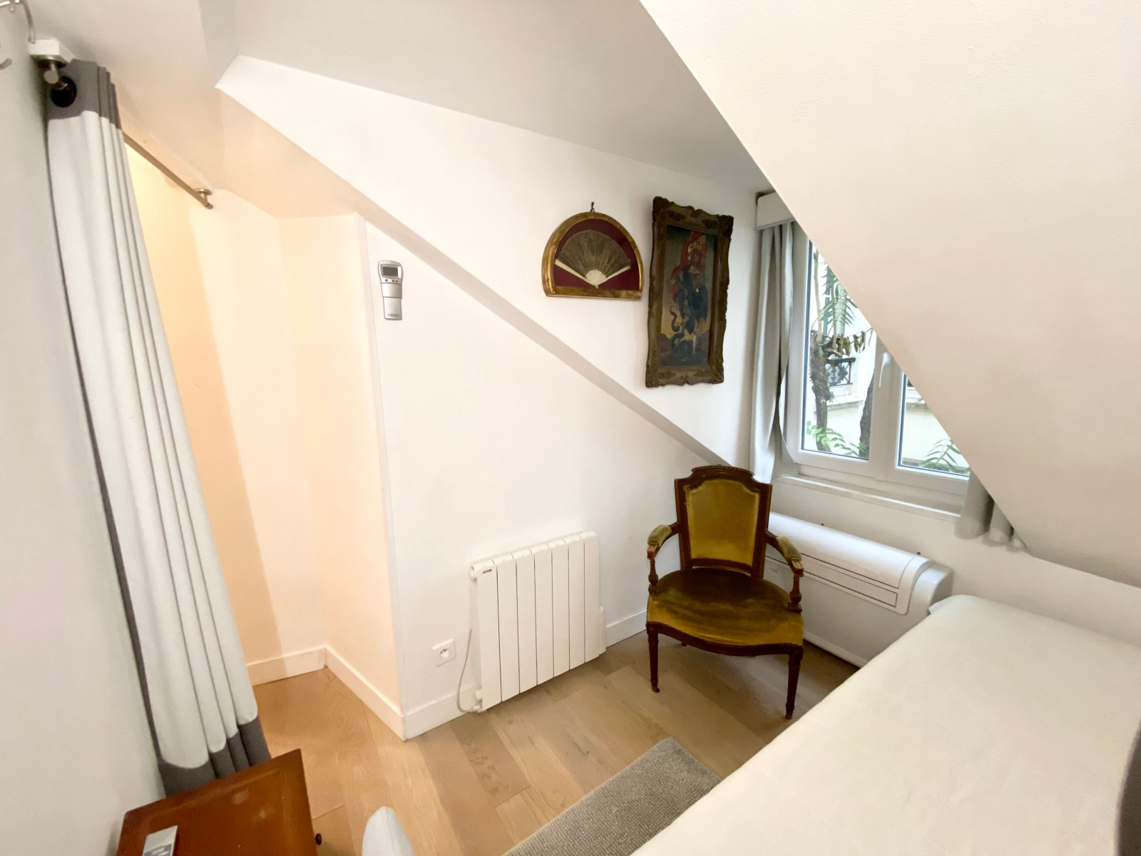 
                                                Location
                                                 Superbe duplex in the lively 9th district (loyer tout inclus)