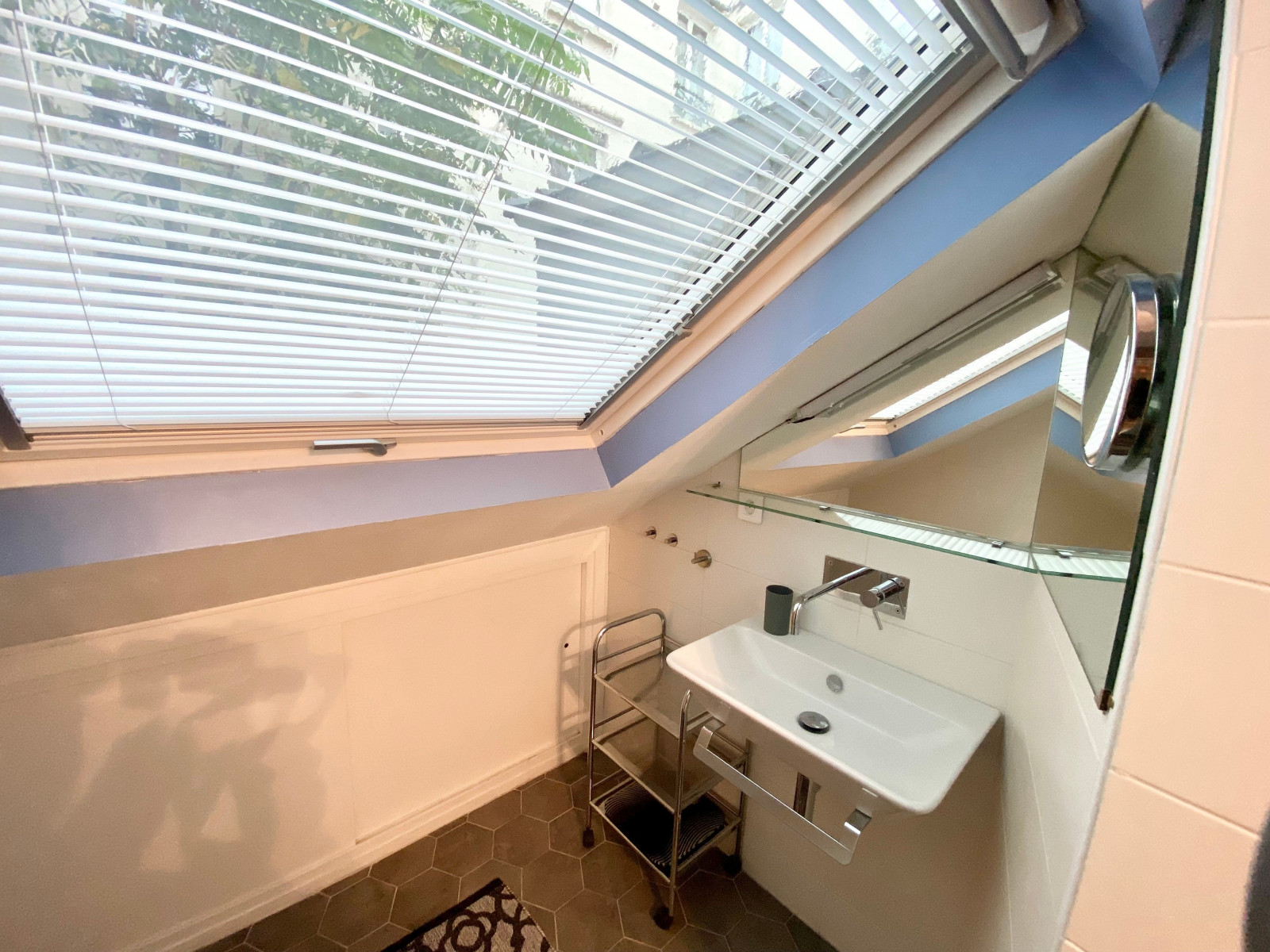 
                                                Location
                                                 Superbe duplex in the lively 9th district (loyer tout inclus)