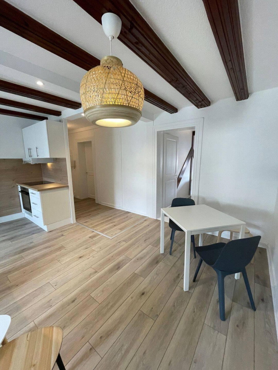 
                                                Location
                                                 Superbe F3 mansardé rénové à neuf 50m² Facultés