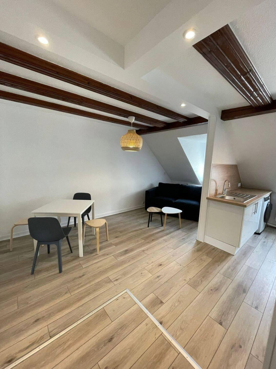 
                                                Location
                                                 Superbe F3 mansardé rénové à neuf 50m² Facultés