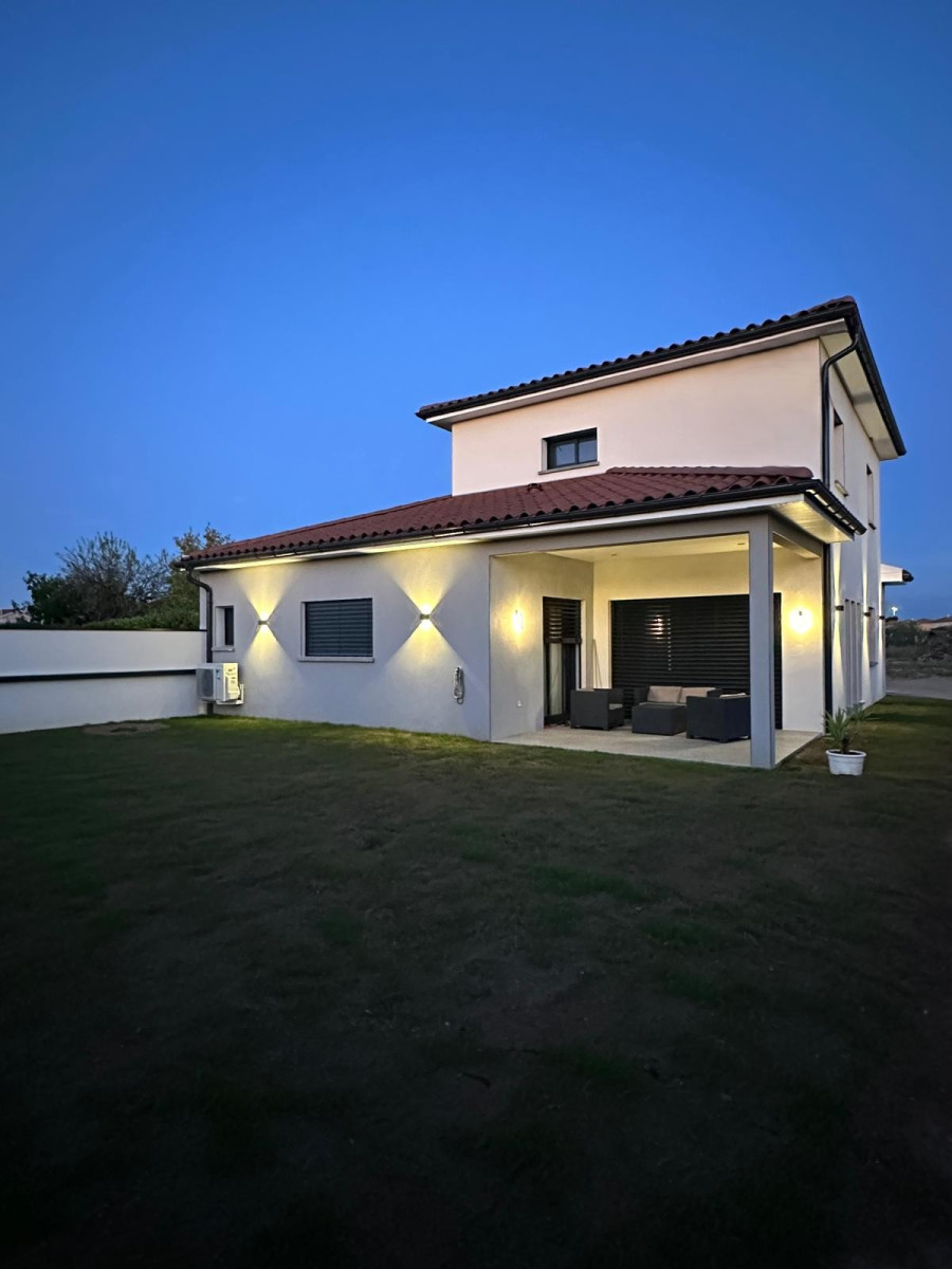 
                                                Vente
                                                 Superbe maison au cœur de Chassieu