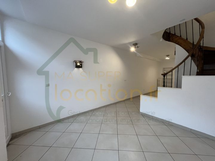 
                                                Location
                                                 Superbe maison de ville situé en HYPER-CENTRE de SAINT-QUENTIN