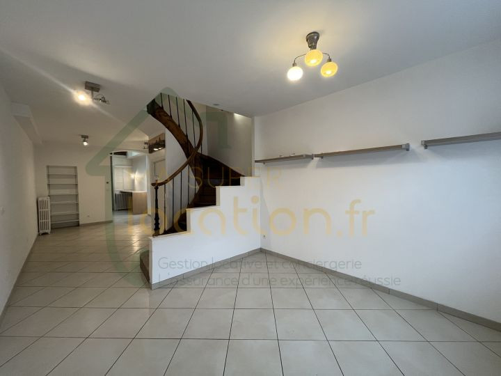 
                                                Location
                                                 Superbe maison de ville situé en HYPER-CENTRE de SAINT-QUENTIN