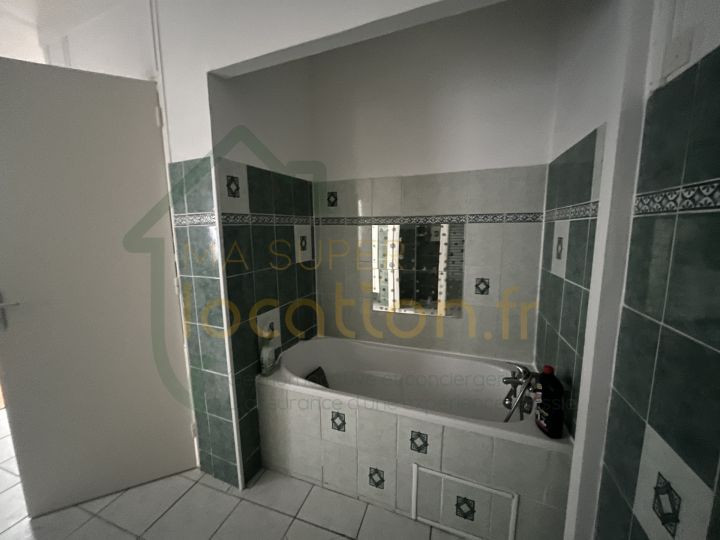 
                                                Location
                                                 Superbe maison de ville situé en HYPER-CENTRE de SAINT-QUENTIN