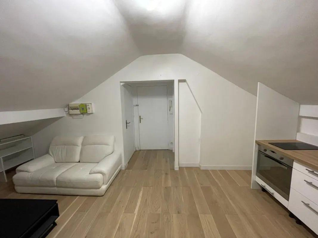 
                                                Location
                                                 Superbe studio/2P meublé 23m² avec vue sur le bois