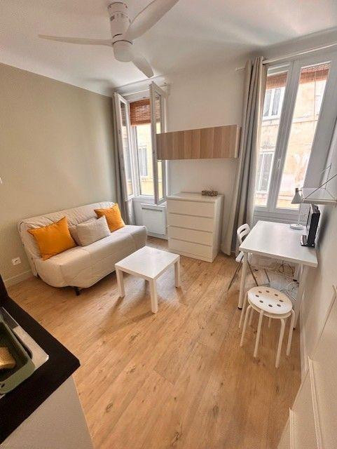 
                                                Location
                                                 Superbe studio