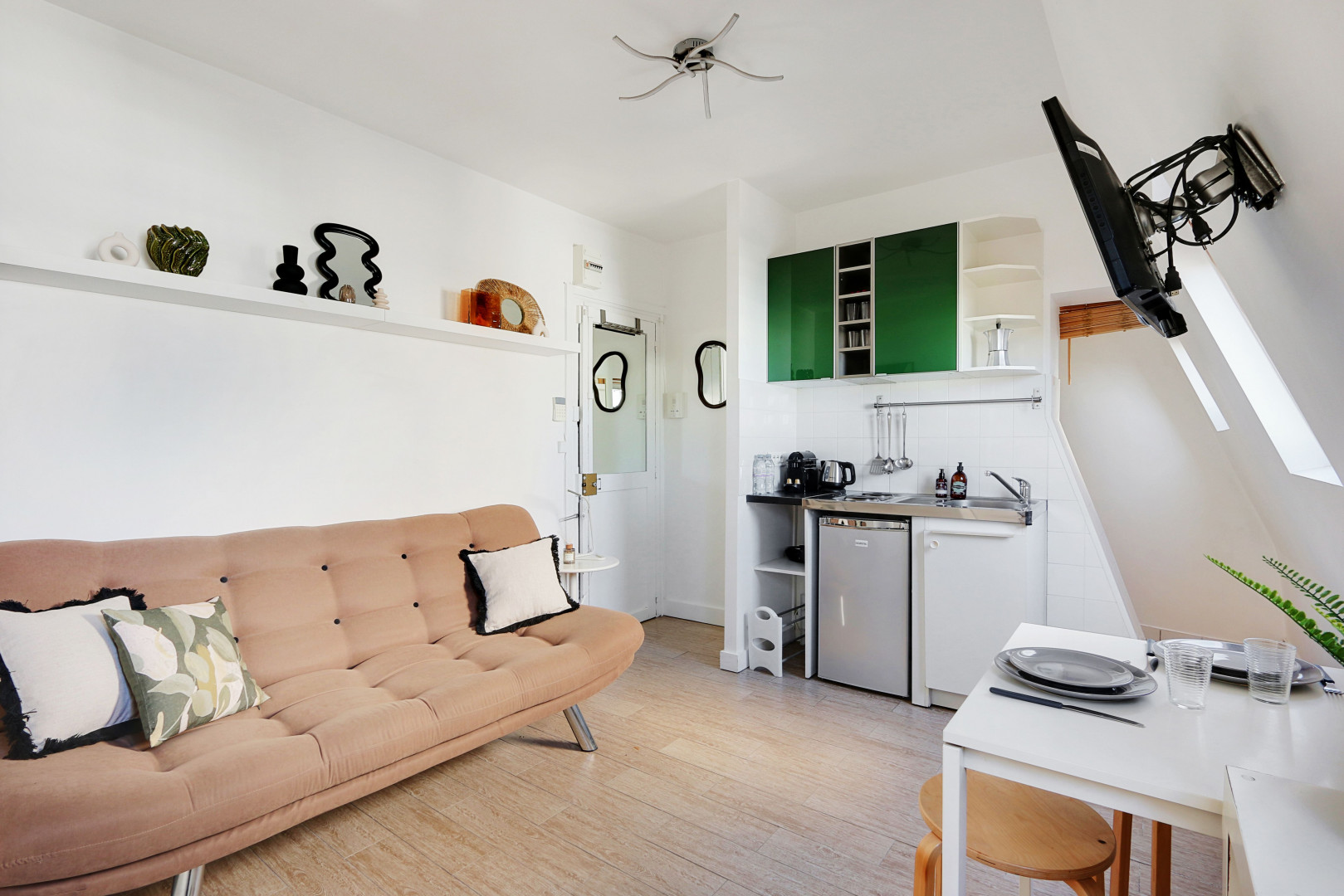 
                                                Location
                                                 Superbe studio à Neuilly (loyer tout inclus)
