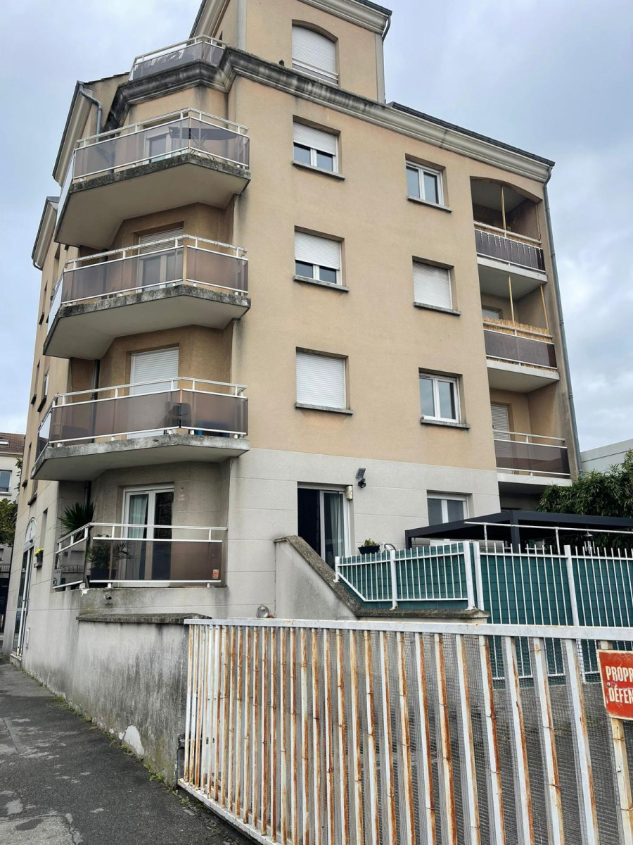 
                                                Location
                                                 Superbe studio ensoleillé proche commodités