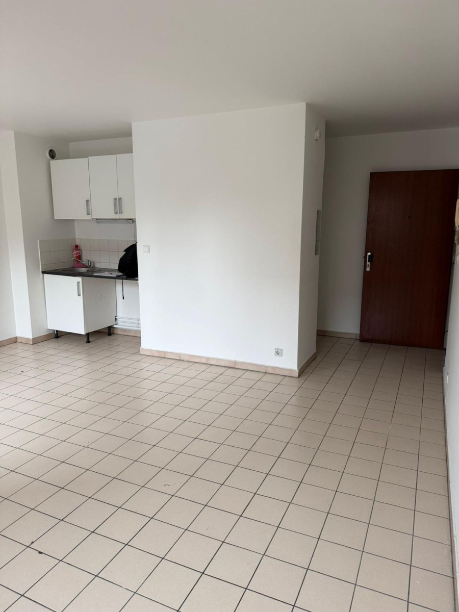 
                                                Location
                                                 Superbe studio ensoleillé proche commodités