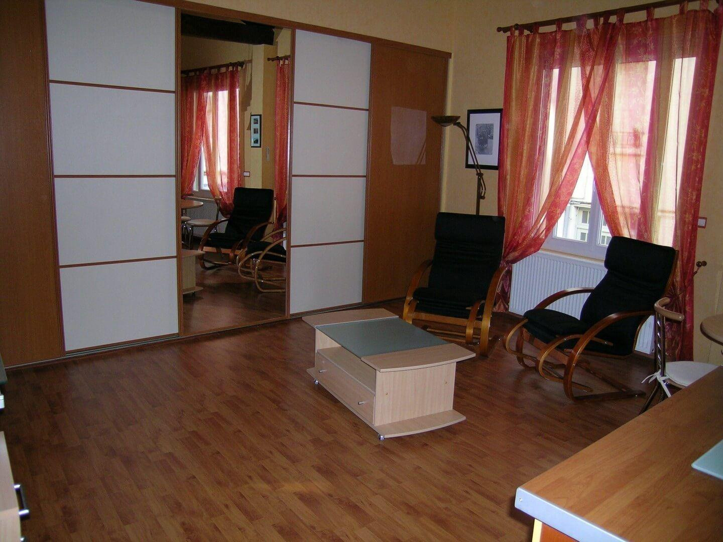 
                                                Location
                                                 Superbe studio/loft meublé 35m² comme une maison