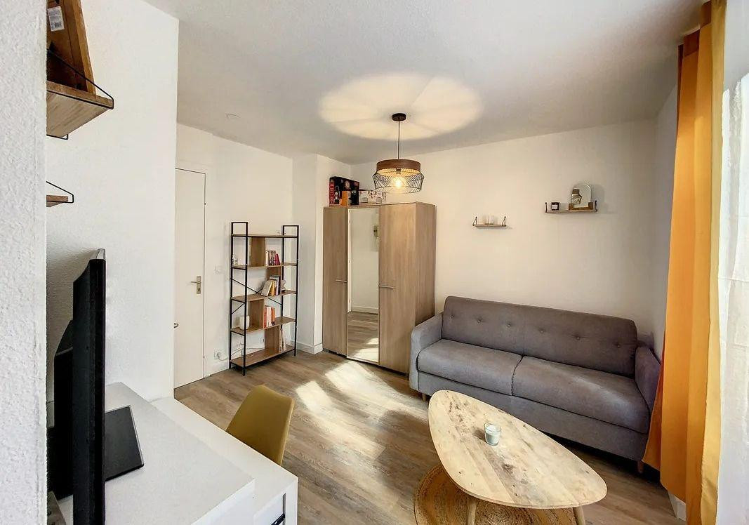
                                                Location
                                                 Superbe studio meublé 17m² rénové